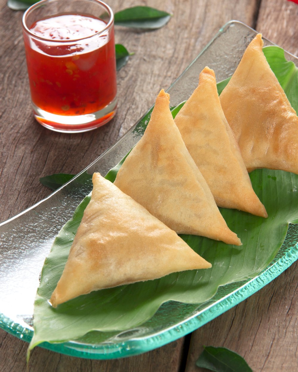 Samosa triangles on a plate